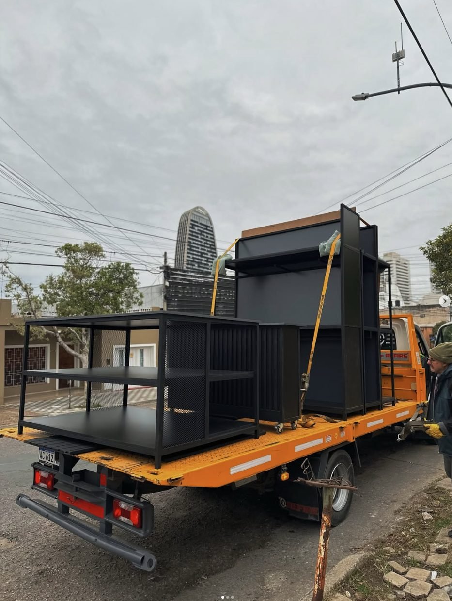 Muebles cargados en el flete listos para entregar